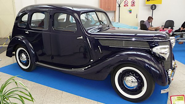 Lady е заместник на по-ранен модел на Praga, наречен Piccolo 307. Доста популярен през 30-те години на миналия век с монтиран отпред 1,7-литров двигател със странични клапани, задвижващ задните колела. През 1938 година, в която е произведена колата на снимката, Praga въвежда няколко актуализации, но запазва оригиналното шаси.
Предлаган е най-вече като пътнически автомобил с различни стилове на каросерията, но също и като пикап, линейка и ван. Lady се произвежда чак до 1947 година. Марката продължава след това само с камиони. Едва през този век се връща в света на спортните коли.